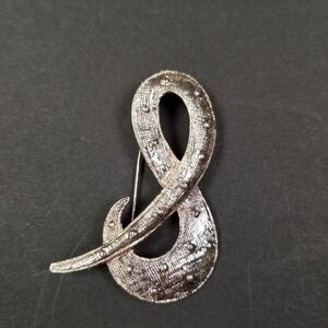 Silver Tone Abstract Ampersand Loop Textured Brooch Pin Vintage Style Retro Chic